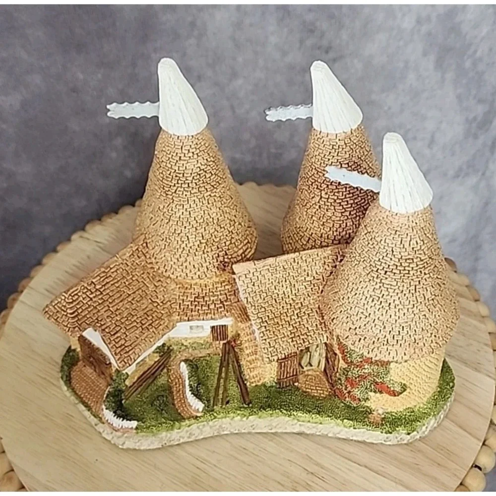 David Winter Triple Oast House by John Hine 1981 Figurine‎ Cottages